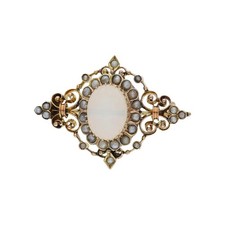Brosche 333/000 (8 Karat) Roségold mit Opal und Süßwasser Zuchtperlen, getragen