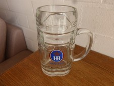 - NEUWERTIG - 1 Bierkrug HB München - 0,5 l. - Motiv Lederhose - TOP -