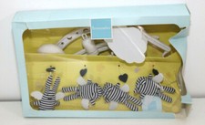 Trousselier Mobile mit Musik, Design Hasen mit Flügeln, marineblaue Streifen