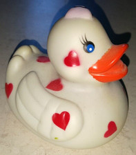 Bade Ente Herz Dame rote Herzen Badeente Quitscheente Gummiente Quitscheentchen