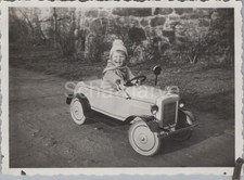 3 x Foto, Kind im Tretauto aus
