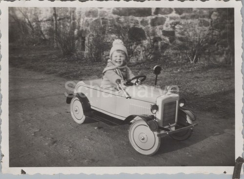 Foto kind im tretauto aus - x,