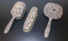 Wunderschönes antikes dreiteiliges Waschtischset - Bürsten/Spiegel - Alpacca