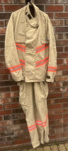 Löwenbekleidung khaki