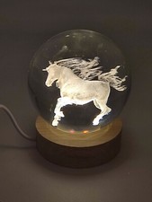 Glaskugel mit edlem Holzsockel