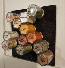 Magnetische Wandmontage Gewürzregal mit luftdichten Gläsern x 12 auf schwarzem Funkblatt
