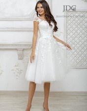 Wadenlanges Spitze Brautkleid