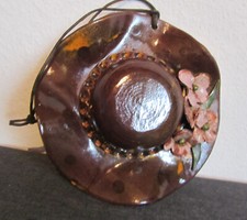 Deko Keramik Hut mit Blumen - handgefertigt - Wanddekoration - 21 cm Durchmesser