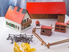 alter handgearbeiteter Holzbauernhof mit Nebengebäuden UND 816 g Tiere dazu