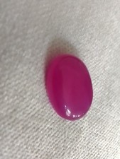 natürlicher. Himbeerroter. Achat. 9,5 Karat. oval. Cabochon. Schliff. 