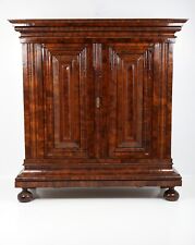 Frankfurter Wellenschrank in Nussbaum um 1750