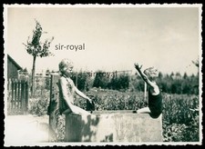 Blondes Mädchen wird von Junge im Brunnentrog nassgespritzt - 1930er Foto 12x8cm