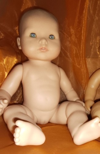 Babypuppe mit blauen - blauen, augen