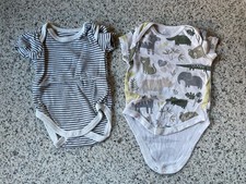2 Baby Club Kurzarmbodys weiß schwarz geringelt Tiere Größe 56 Schlupfausschnit