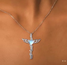 Moderne Kreuzhalskette mit