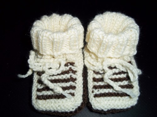 Handgestrickte babyschuhe - babyschuhe, gr