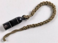 Trillerpfeife mit Fangschnur