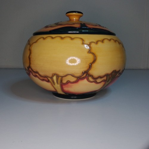 Moorcroft collectors club - collectors',