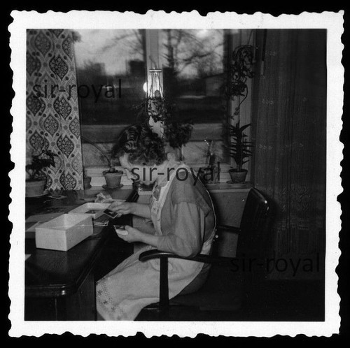 Frau sortiert alte - fotos, ddr