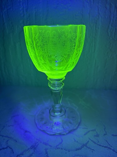 Grünes kelch glas doppelkopf - kelch,