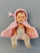 antike Mini ARI Puppe Baby mit rosa Kapuzenumhang 8 cm Puppenstube Spielzeug