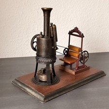 Alte Dampfmaschine ( Dreibeiner ) mit Antriebsmodell