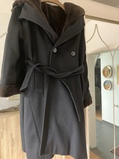 Nagelneuer Wollmantel mit Kapuze gefüttert mit traumhaften weiblichen Nerzen