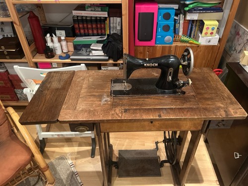 Alte nähmaschine mit tisch - alte,