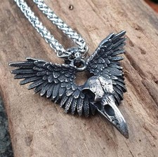 Rabenschädel mit Flügel