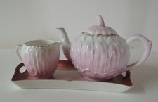 Rosa Porzellan Kinder Puppen Geschirr Teekanne + Sahnegießer + Tablett um 1900