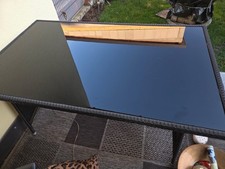 Gartentisch Mit Dunkler Glas