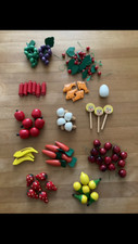 Sehr schönes farbiges 60-teiliges Obst- & Gemüseset für Kaufmannsladen in Buche