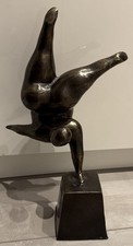 Bronzefigur Dicke Ballerina 31cm Beine nach oben Handstand Figur Statue Frau