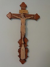 Großes geschnitztes Holzkreuz
