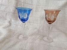 2 alte Weingläser, blau und