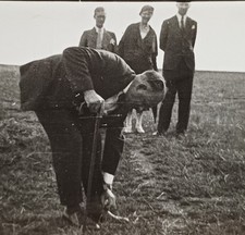 Frau steht mit drei Männern