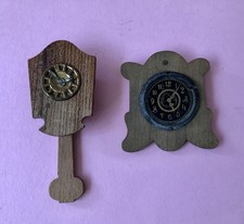 Zwei alte Uhren aus Holz für