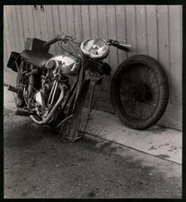 Fotografie zerstörtes BSA Motorrad nach einem Unfall 