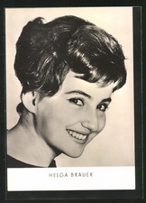 Schauspielerin Helga Brauer dreht sich lächelnd zur Kamera, Ansichtskarte 