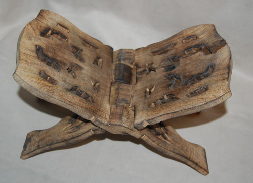 Buchständer mit schnitzmuster - buchständer,