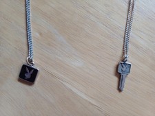 Zwei Halskettchen versilbert, mit Playboy Motiv Anhänger 