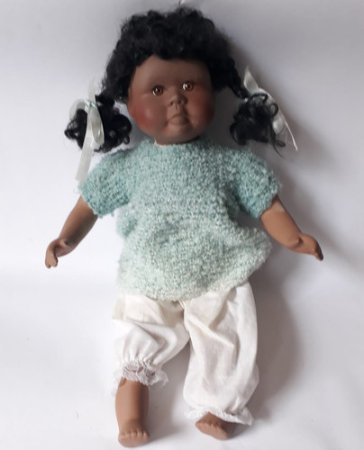 Babypuppe dunkel mit - , schwarzen