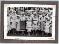 Kinder in Tracht im Buchenland