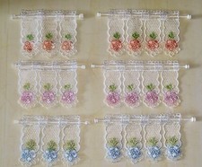 Gardine Bistro Blumen Spitze mit Stange -  Miniatur Puppenhaus, Puppenstube 1:12