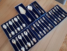 Umfangreiches Kaffeebesteck versilbert, Rosenmuster