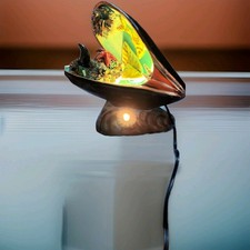 Vallauris, Frankreich. Dekorative Tischlampe aus Keramik in Form einer Muschel.