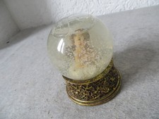 SCHNEEKUGEL - ENGELSFIGUR - GOLDFARBENE, VERZIERTE HALTERUNG