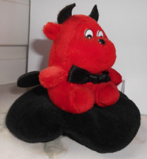 Rotes Kuscheltier als Teufel auf schwarzem Herz -Stofftier  aus meiner  Sammlung