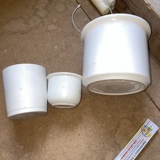 3 Blumenübertöpfe aus Ton, weiß