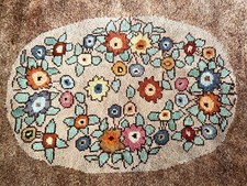 Brauner Hakenteppich im